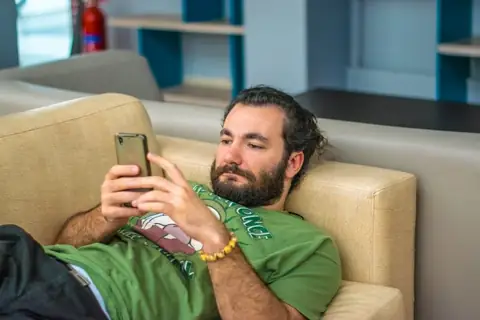 Gen Z’s Viral “Rawdogging Boredom” Trend May Help Fix Their Attention Span